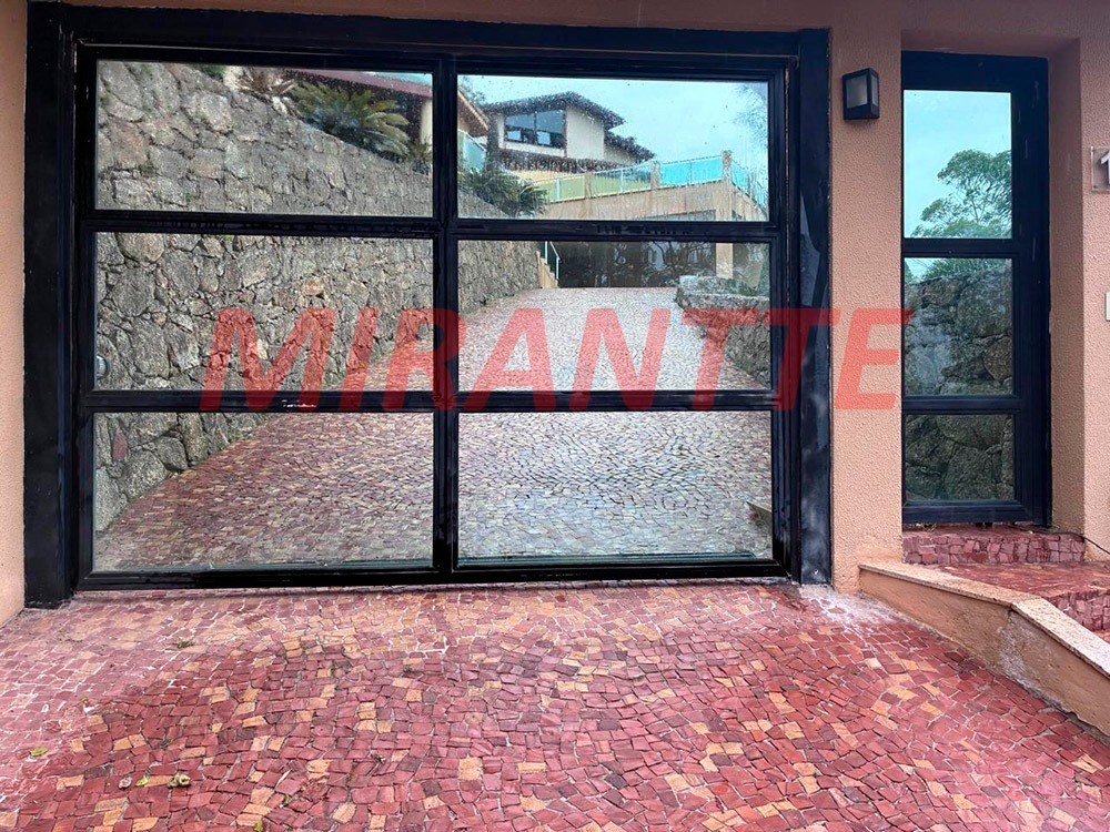 Cond. fechado de 365m² em Roseira