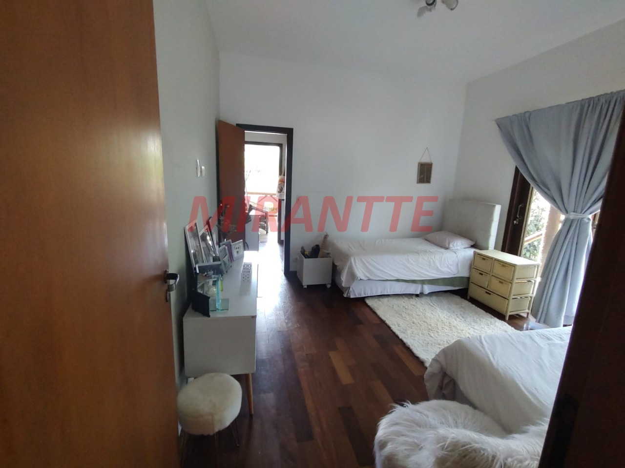 Cond. fechado de 380m² com 3 quartos em Roseira