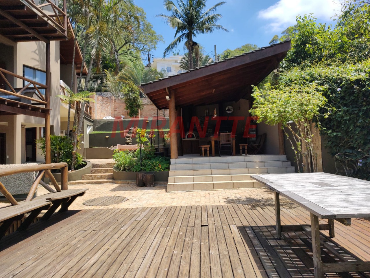 Cond. fechado de 380m² com 3 quartos em Roseira