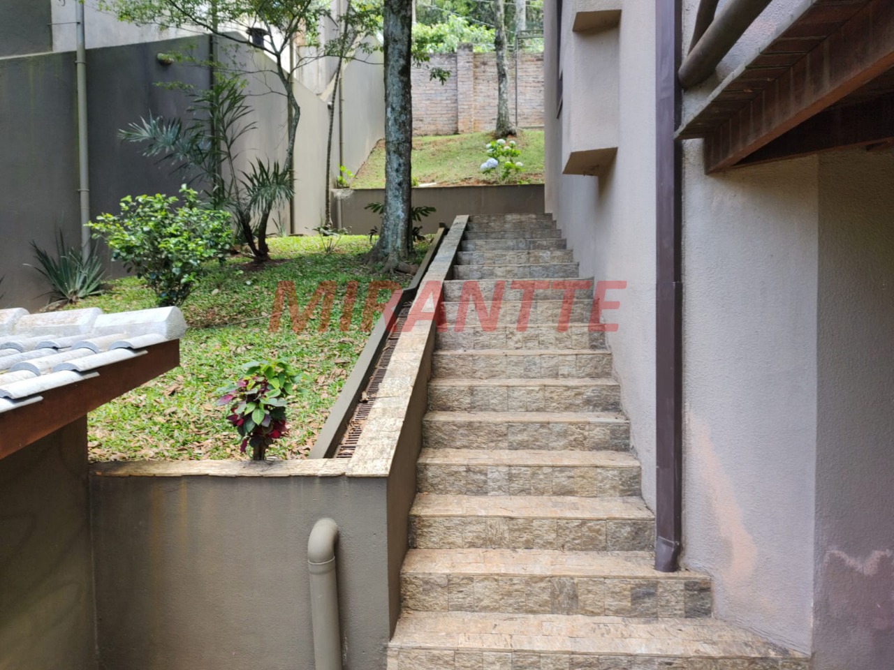 Cond. fechado de 380m² com 3 quartos em Roseira