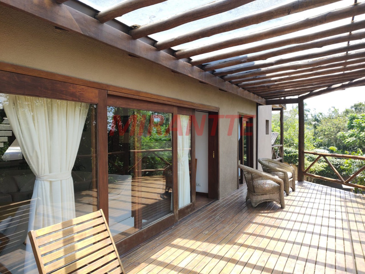 Cond. fechado de 380m² com 3 quartos em Roseira