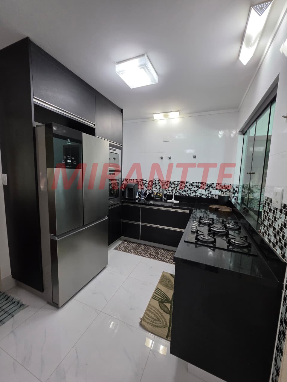 Cond. fechado de 420m² com 4 quartos em Caraguata
