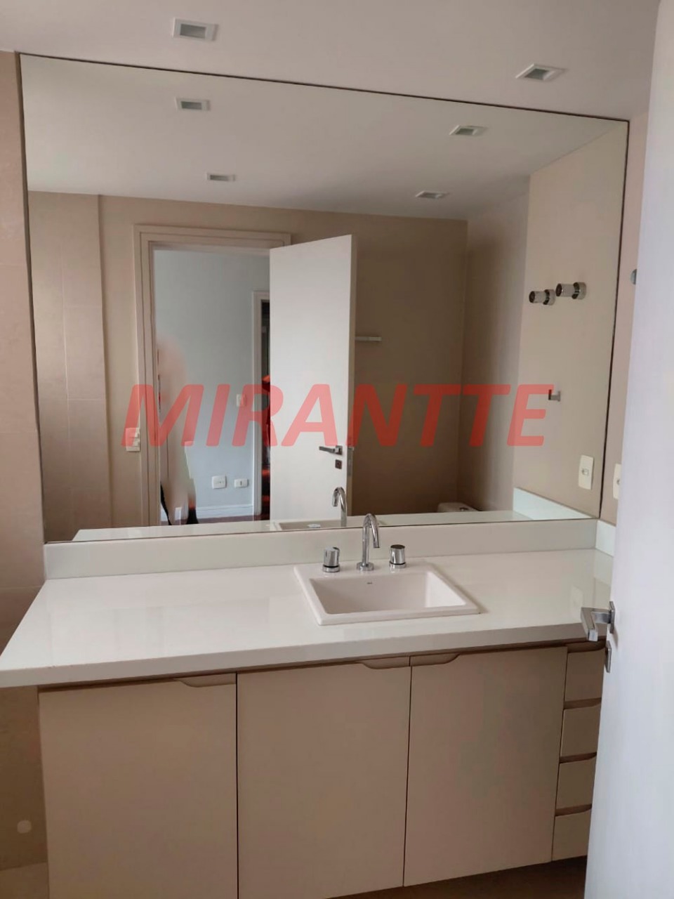 Apartamento de 198m² com 3 quartos em Água Fria