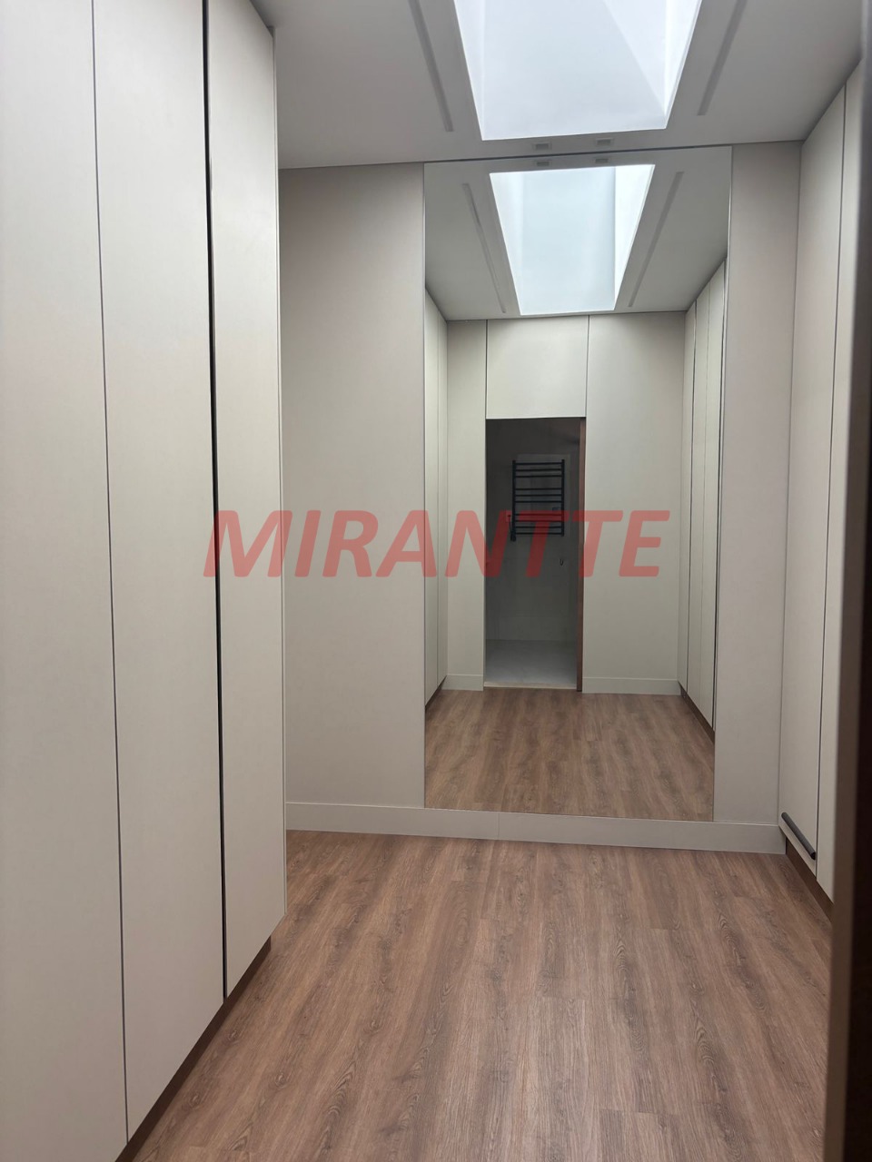 Cond. fechado de 380m² com 5 quartos em Loteamento Brisas do Lago