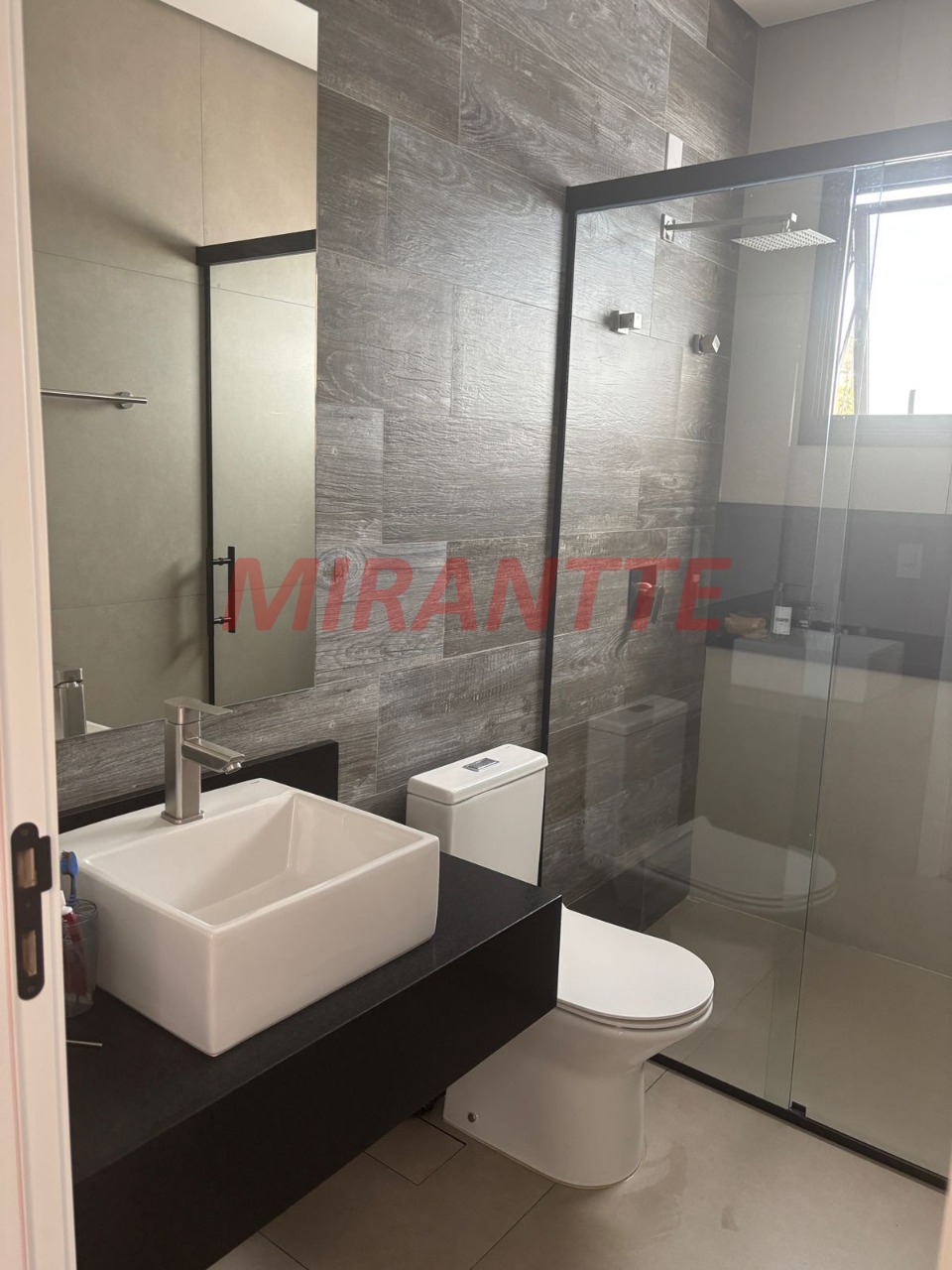 Cond. fechado de 380m² com 5 quartos em Loteamento Brisas do Lago