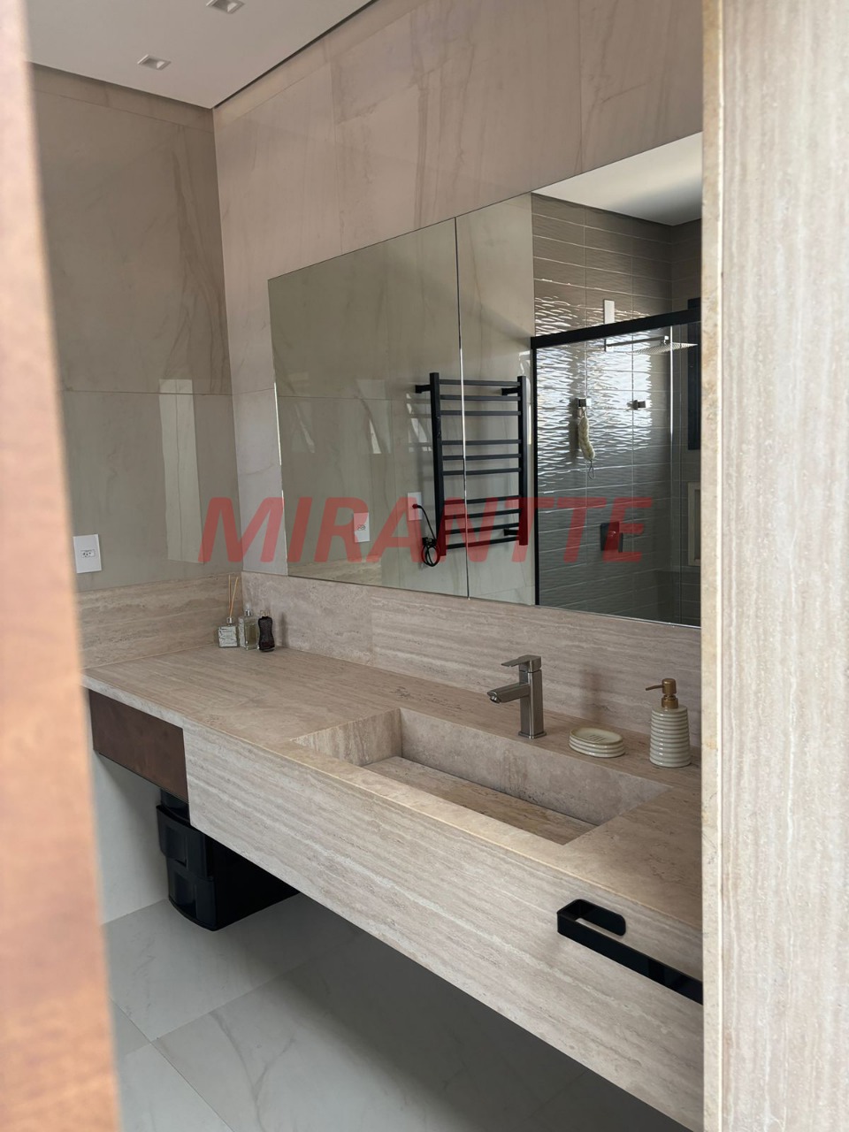 Cond. fechado de 380m² com 5 quartos em Loteamento Brisas do Lago