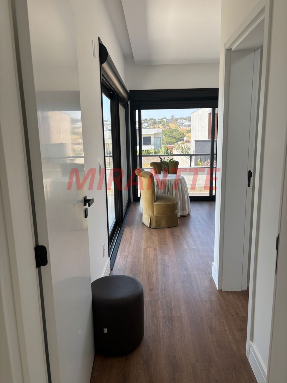 Cond. fechado de 380m² com 5 quartos em Loteamento Brisas do Lago