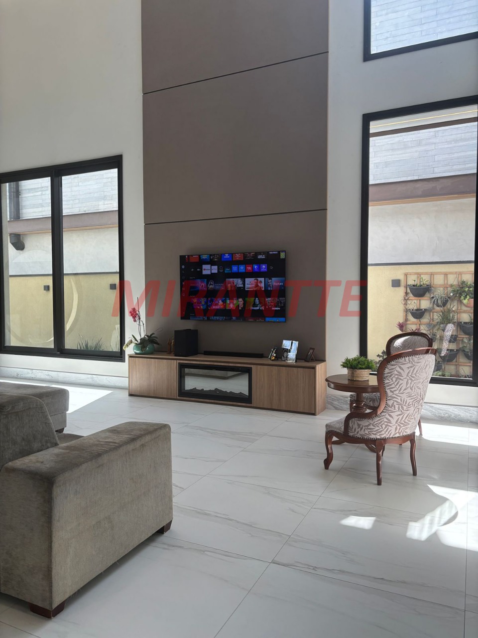 Cond. fechado de 380m² com 5 quartos em Loteamento Brisas do Lago