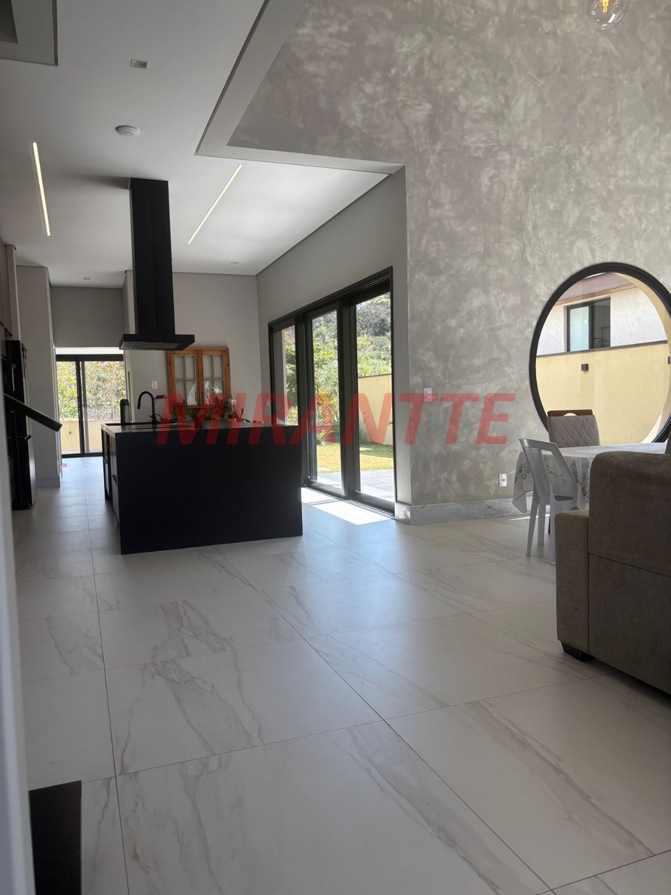 Cond. fechado de 380m² com 5 quartos em Loteamento Brisas do Lago