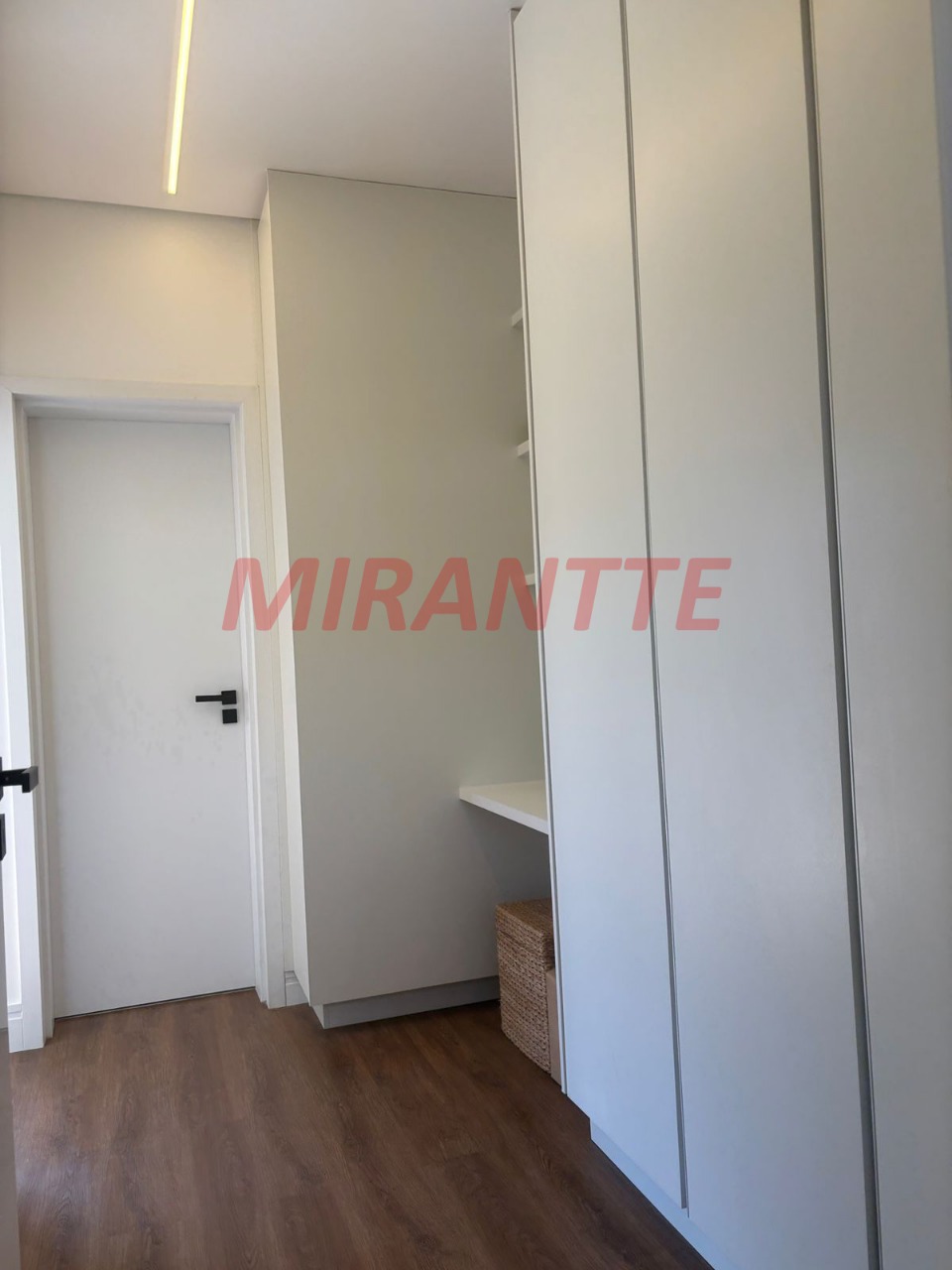 Cond. fechado de 380m² com 5 quartos em Loteamento Brisas do Lago