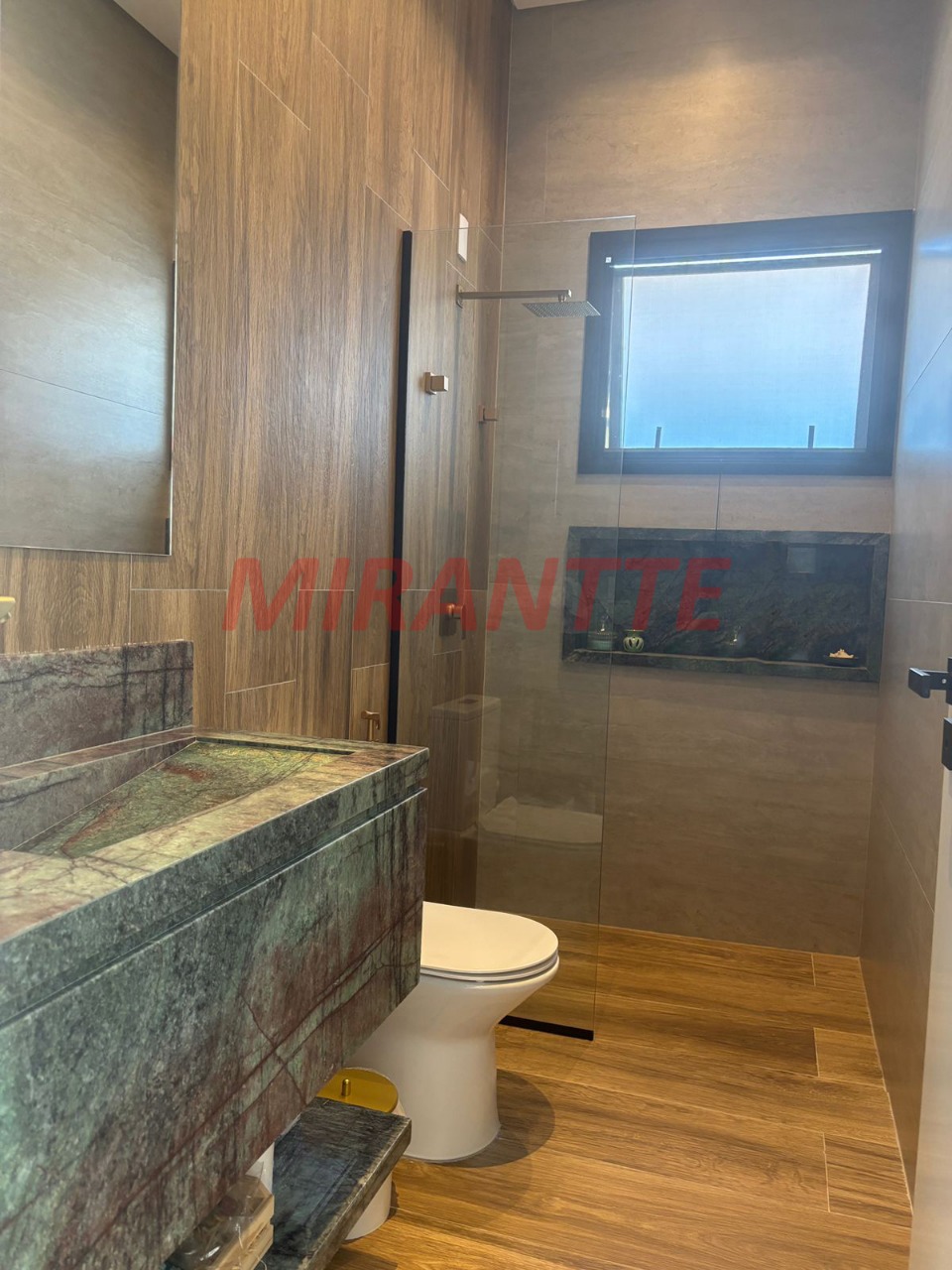 Cond. fechado de 380m² com 5 quartos em Loteamento Brisas do Lago