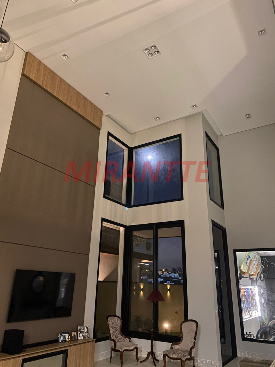 Cond. fechado de 380m² com 5 quartos em Loteamento Brisas do Lago