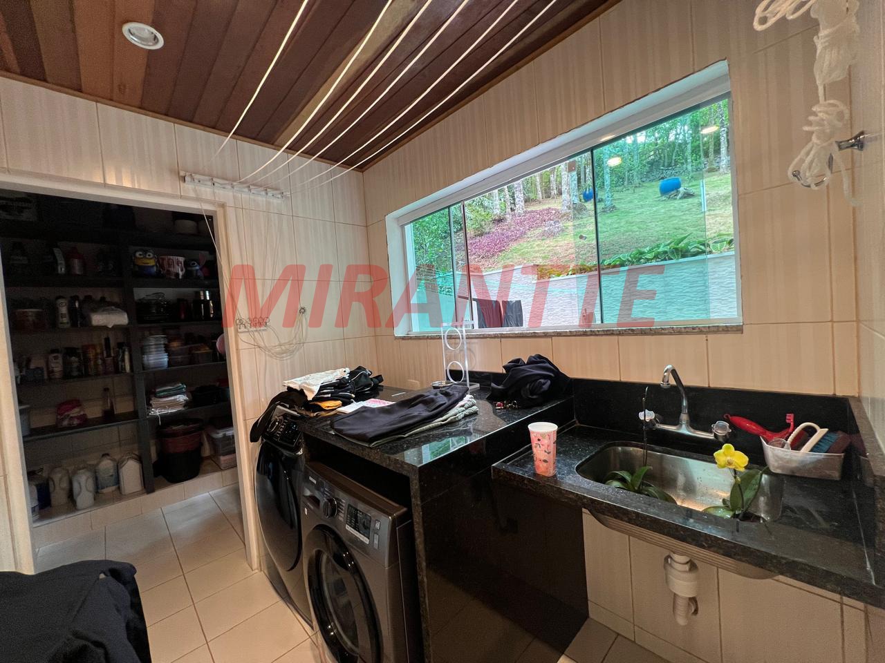 Cond. fechado de 700m² com 6 quartos em Cumbari