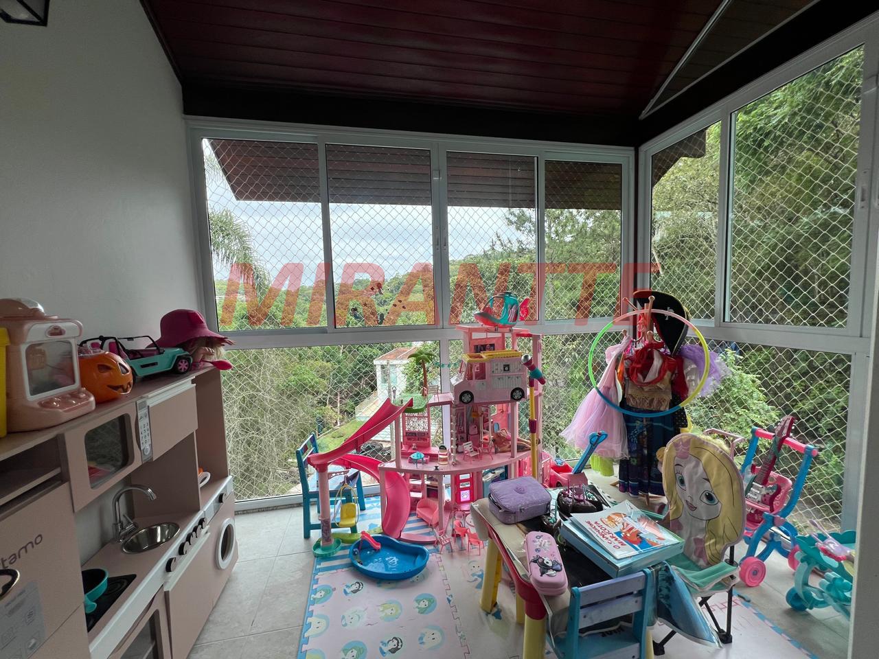 Cond. fechado de 700m² com 6 quartos em Cumbari
