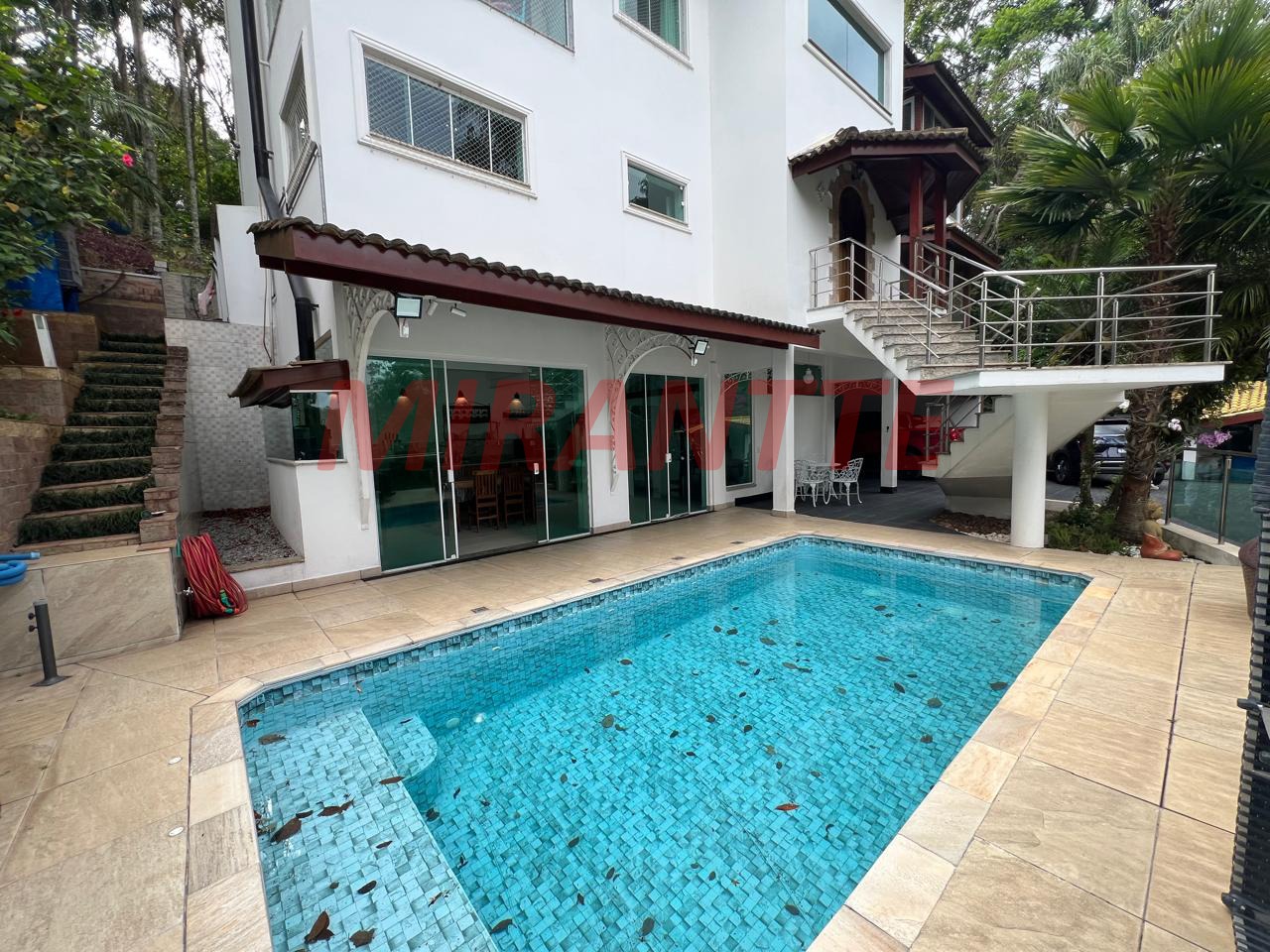Cond. fechado de 700m² com 6 quartos em Cumbari