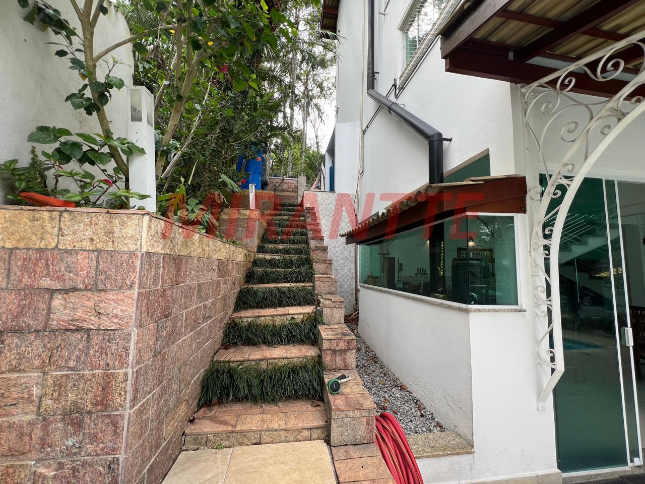 Cond. fechado de 700m² com 6 quartos em Cumbari