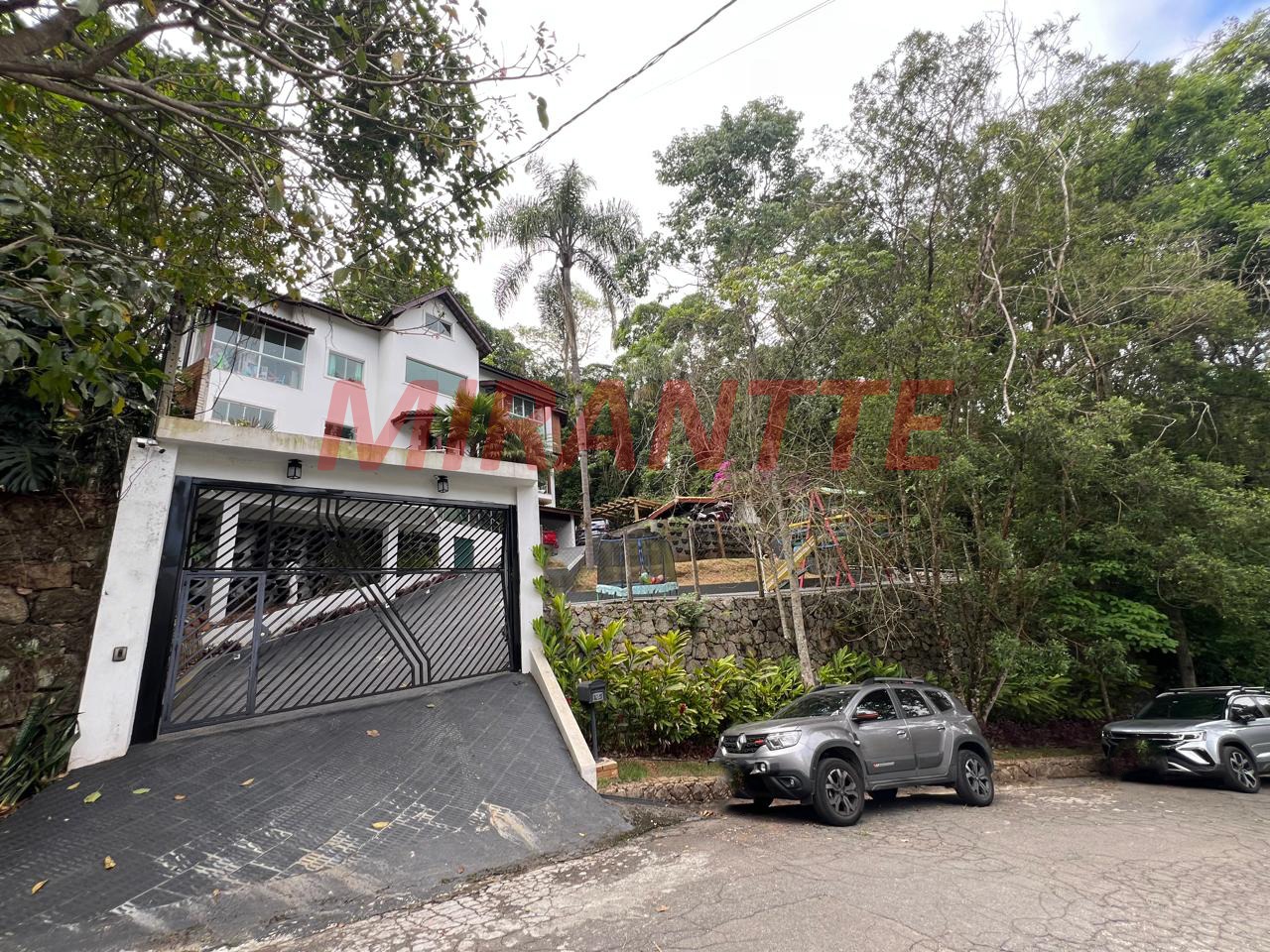 Cond. fechado de 700m² com 6 quartos em Cumbari