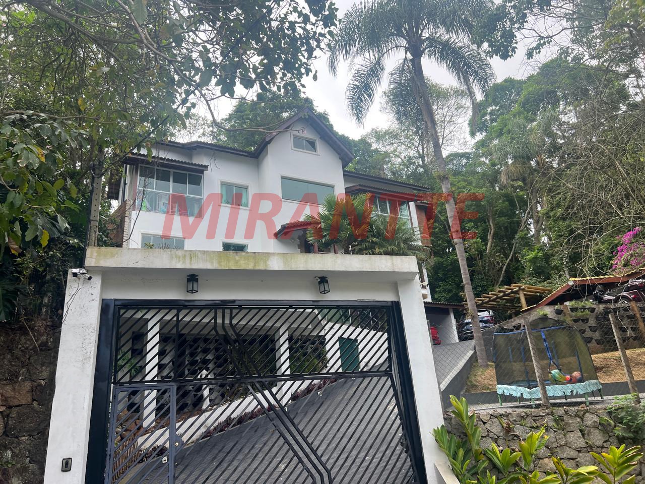 Cond. fechado de 700m² com 6 quartos em Cumbari