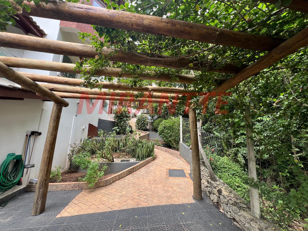 Cond. fechado de 700m² com 6 quartos em Cumbari