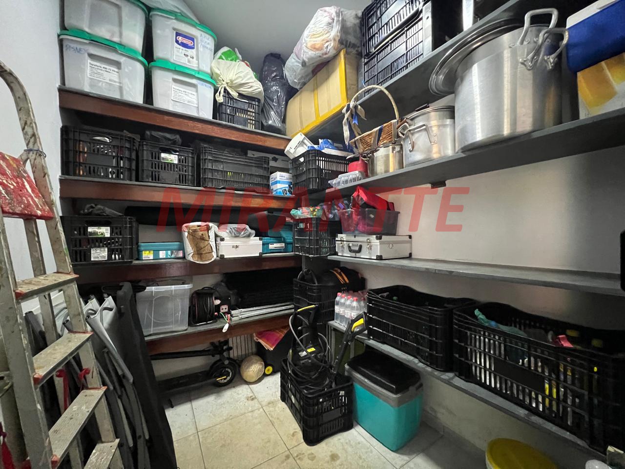 Cond. fechado de 700m² com 6 quartos em Cumbari