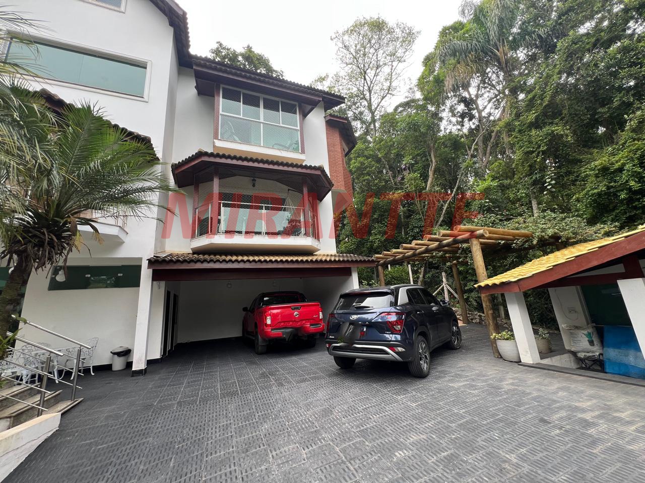 Cond. fechado de 700m² com 6 quartos em Cumbari