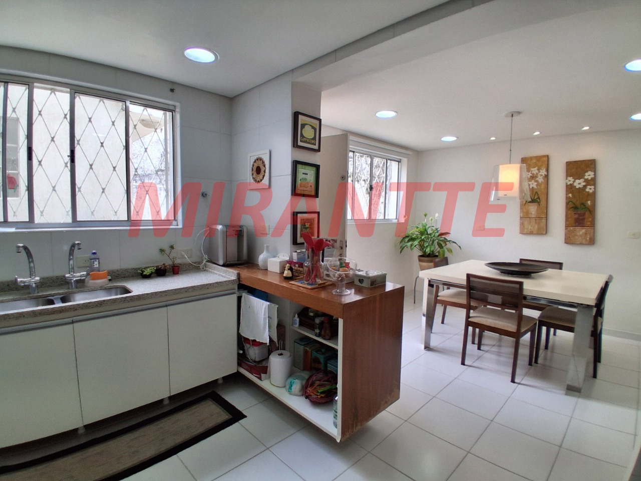 Sobrado de 318m² com 3 quartos em Vila Gustavo