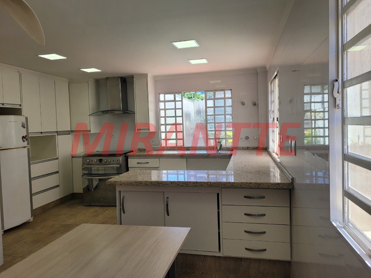 Sobrado de 476m² com 5 quartos em Vila Galvão