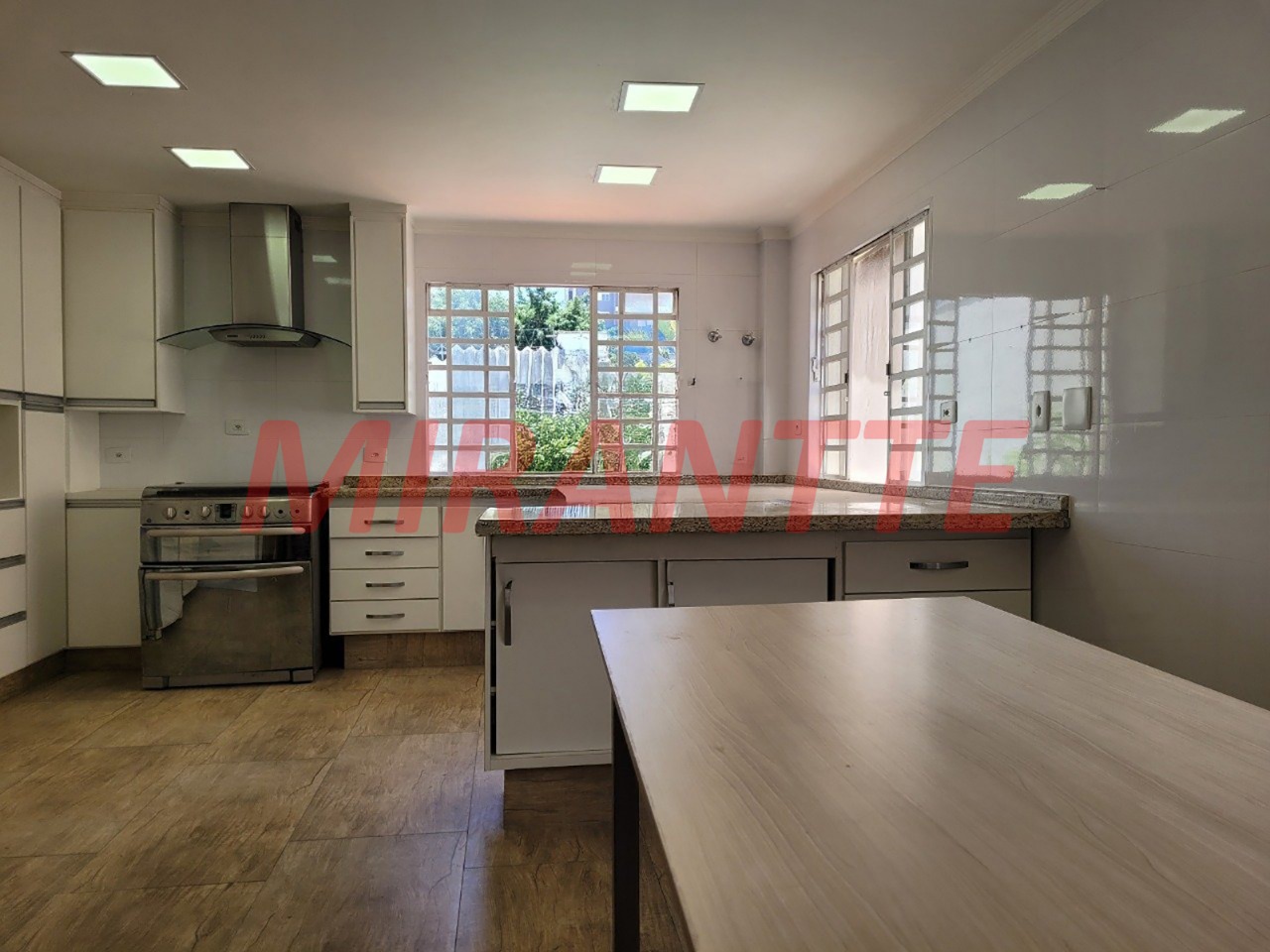 Sobrado de 476m² com 5 quartos em Vila Galvão