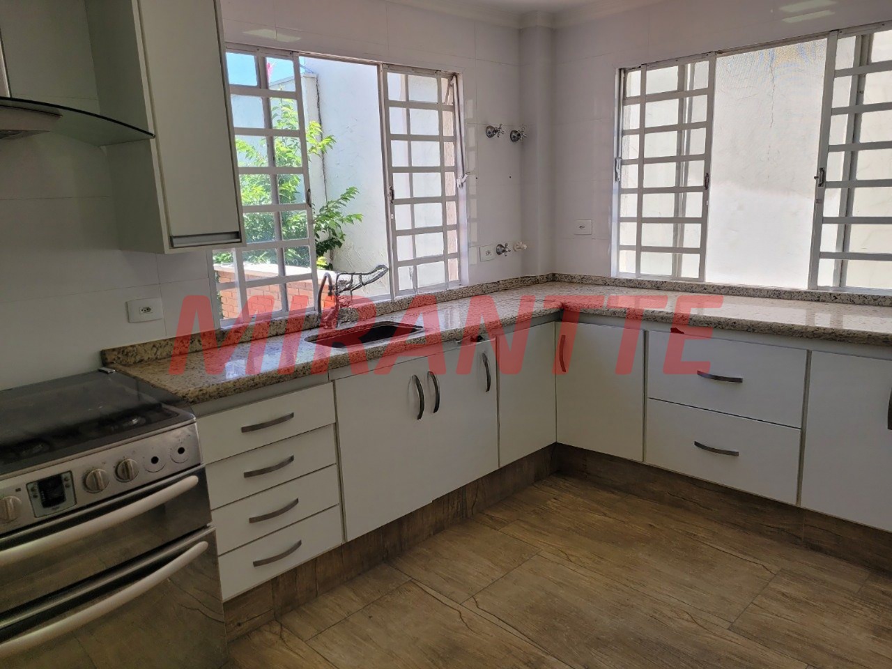 Sobrado de 476m² com 5 quartos em Vila Galvão