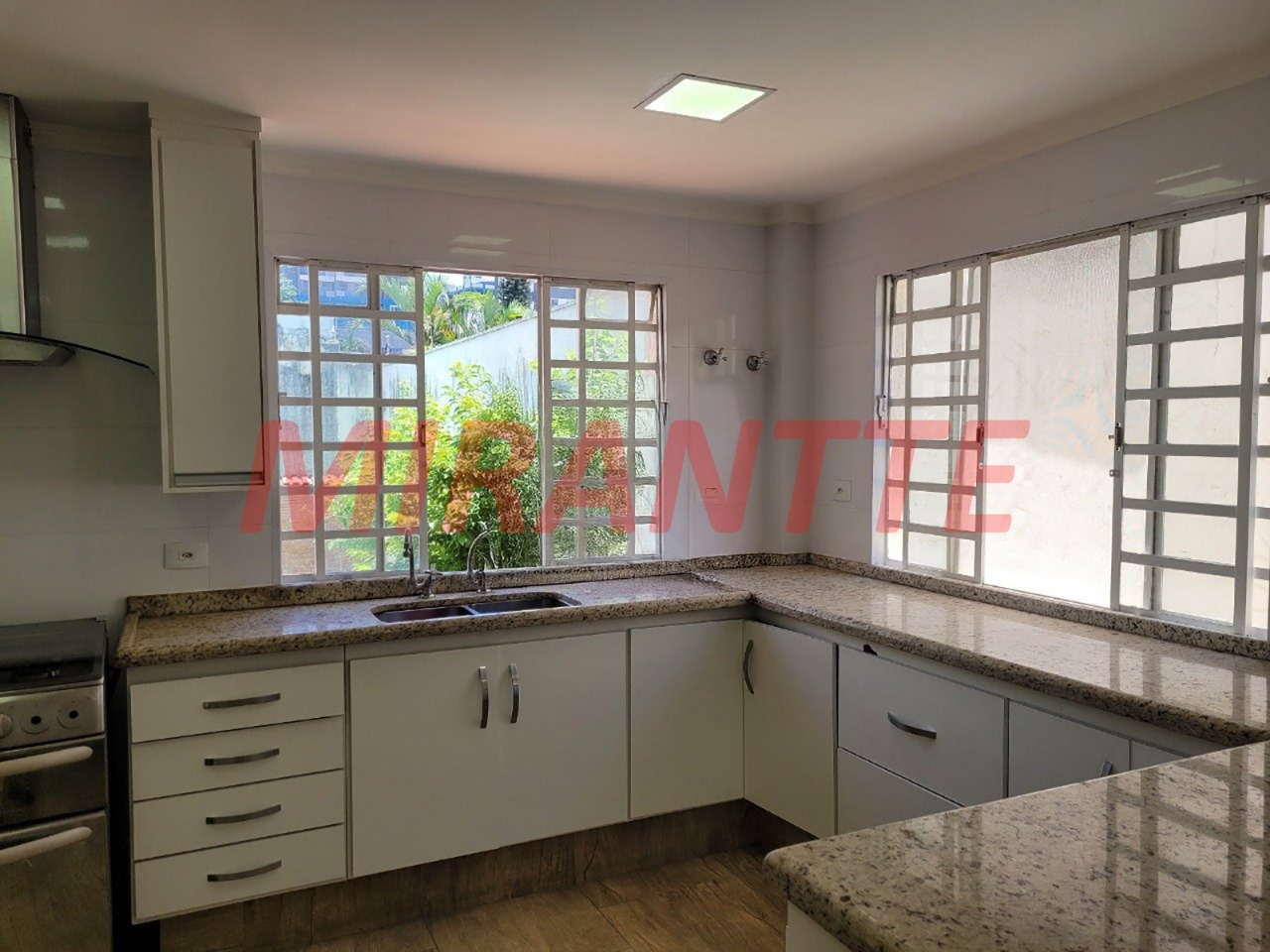 Sobrado de 476m² com 5 quartos em Vila Galvão