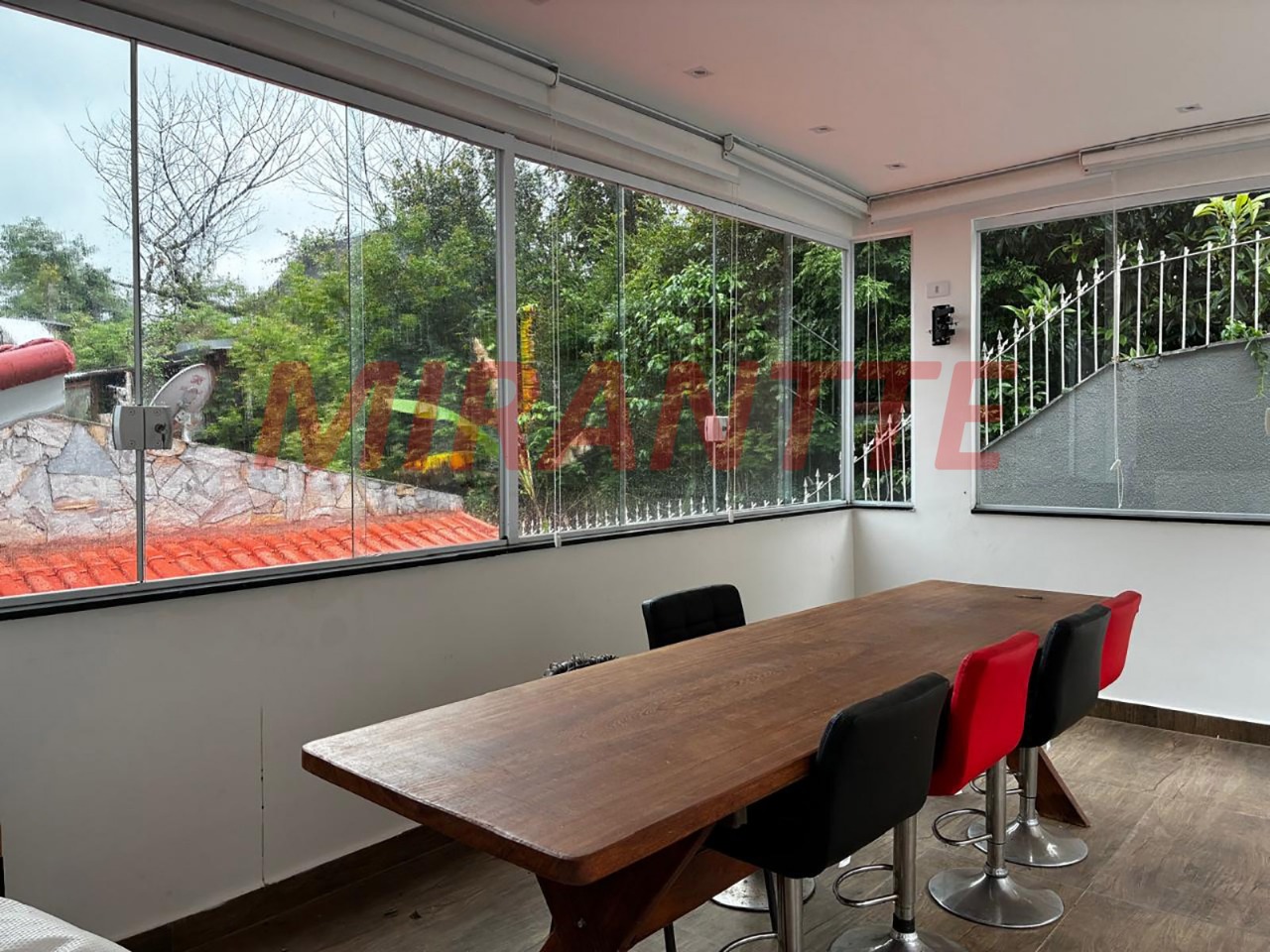 Sobrado de 300m² com 3 quartos em Jardim Samambaia – Mairiporã