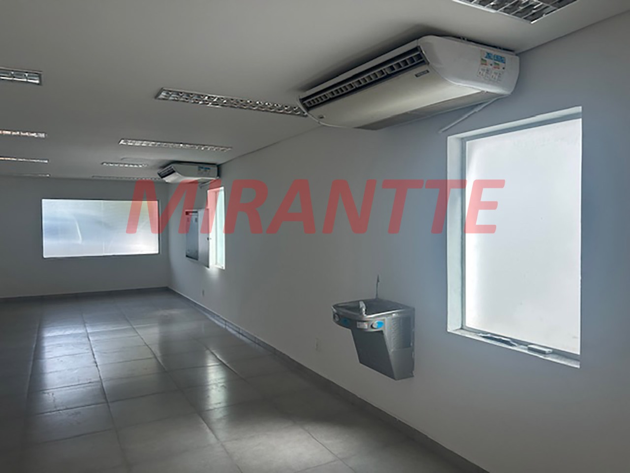 Comercial de 352m² em Limão