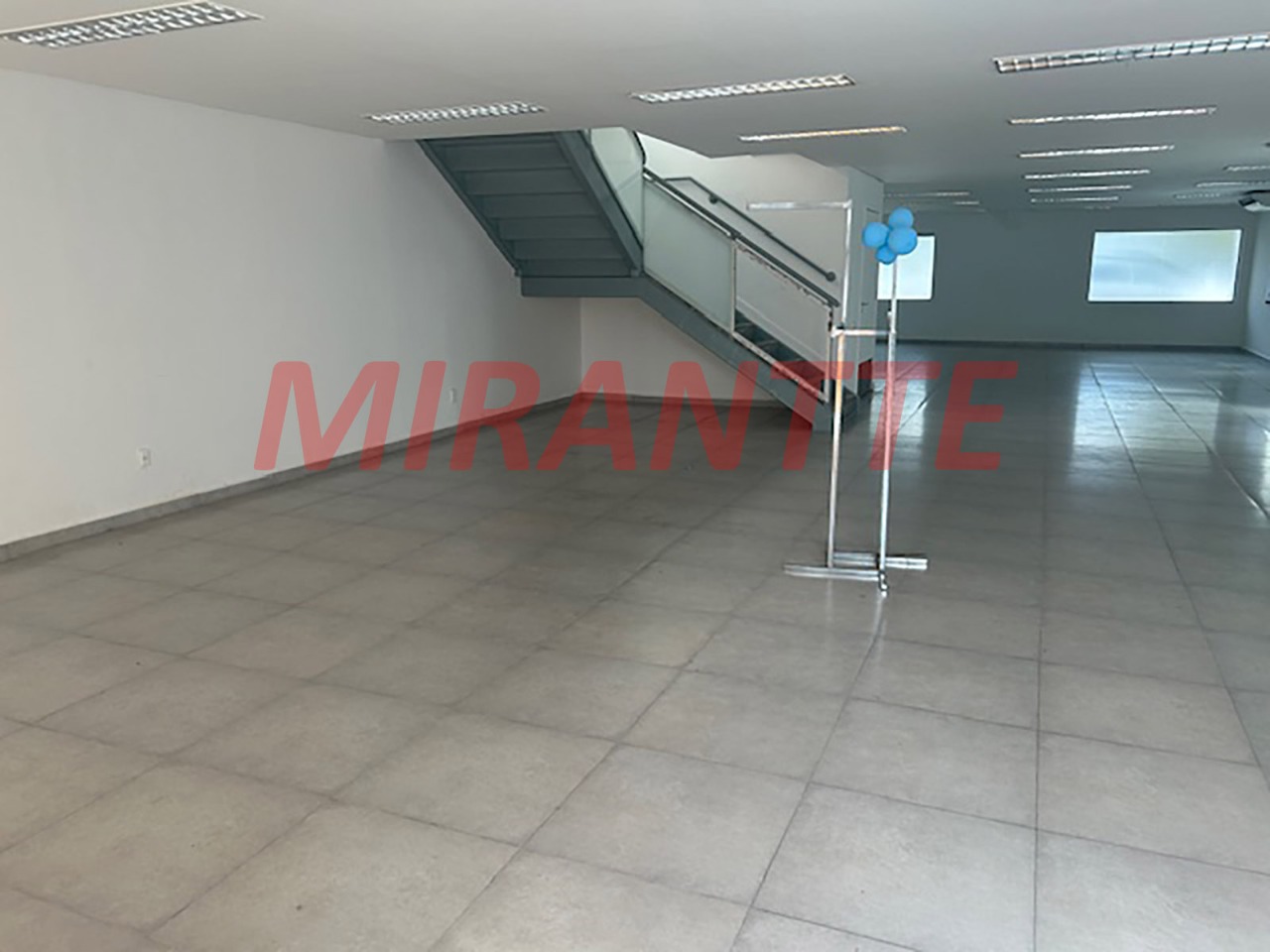 Comercial de 352m² em Limão