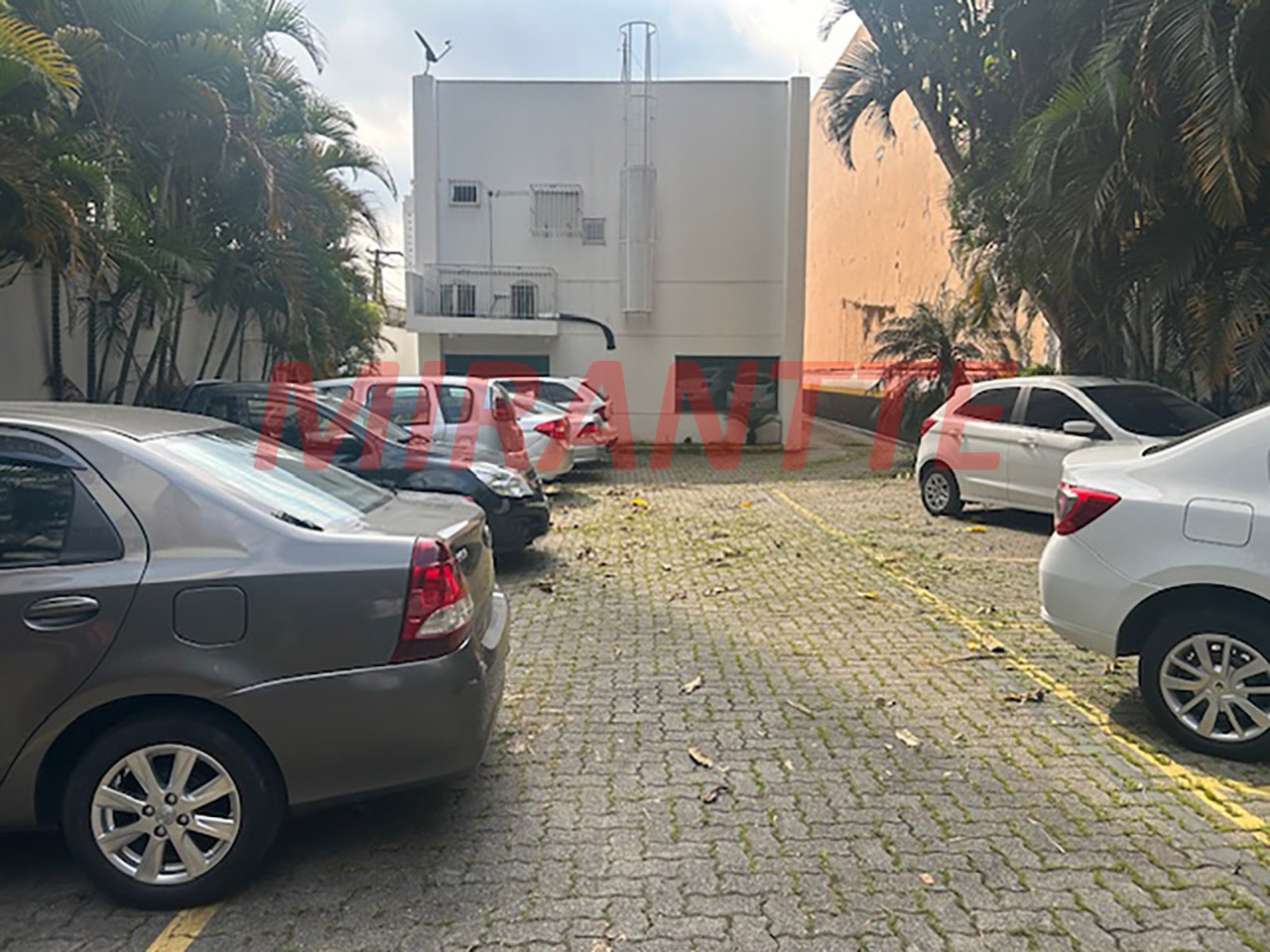 Comercial de 352m² em Limão