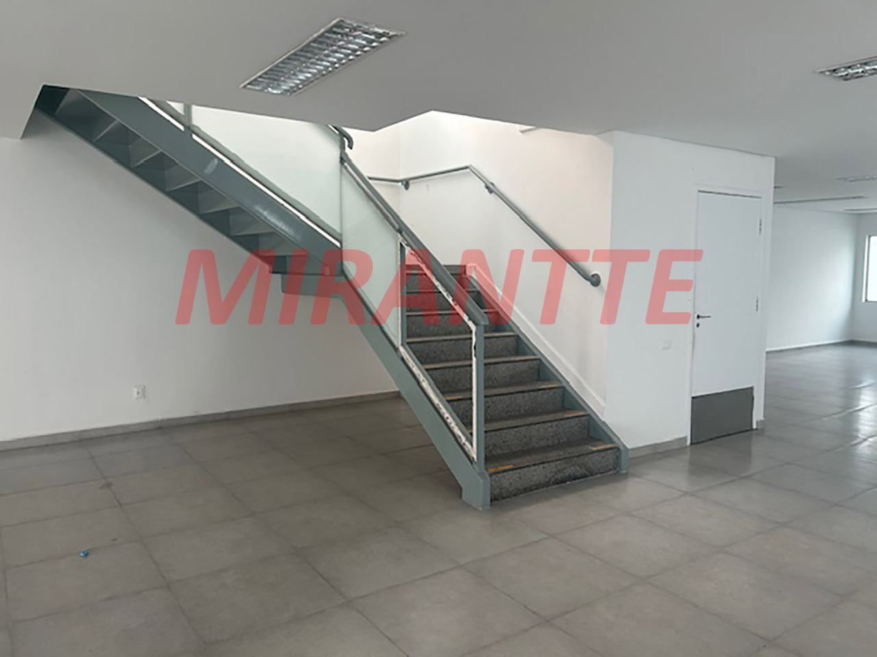 Comercial de 352m² em Limão