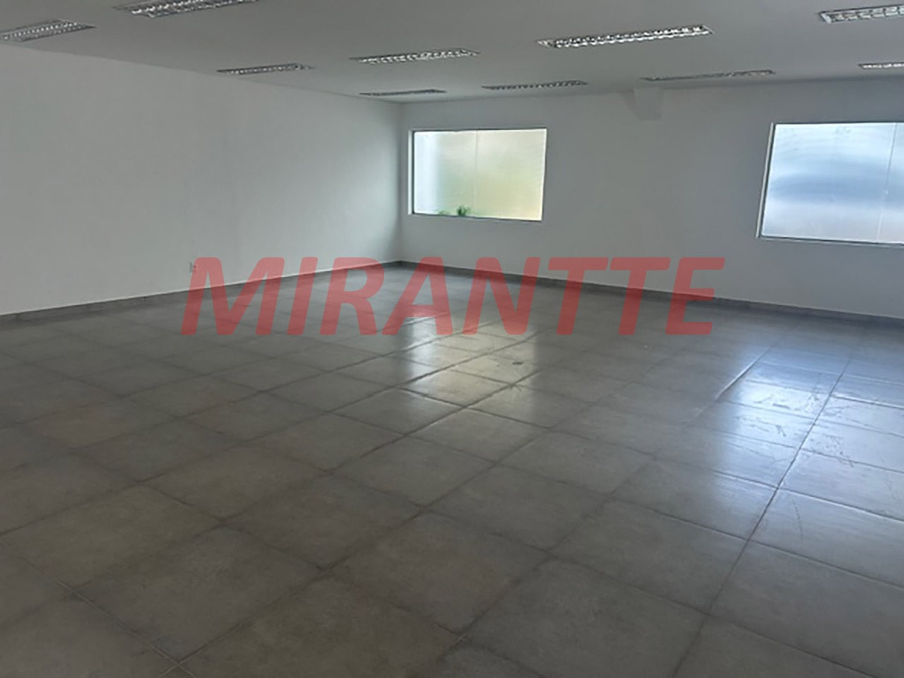 Comercial de 352m² em Limão