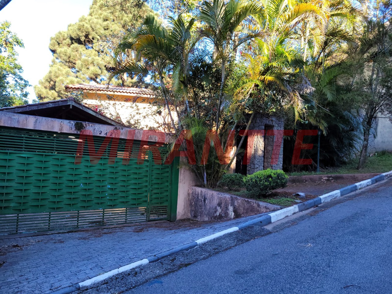 Cond. fechado de 180m² com 3 quartos em Samambaia