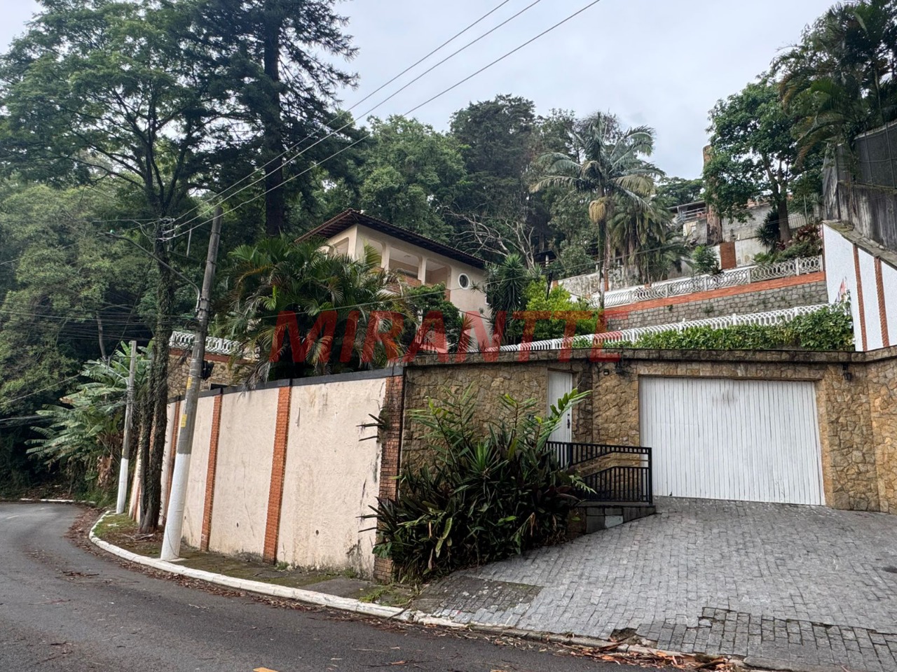 Sobrado de 411m² com 4 quartos em Tremembe