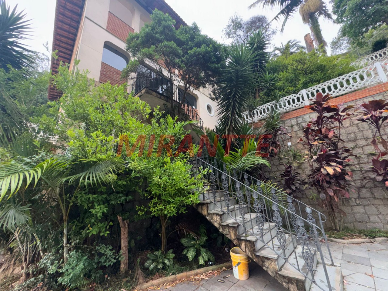 Sobrado de 411m² com 4 quartos em Tremembe