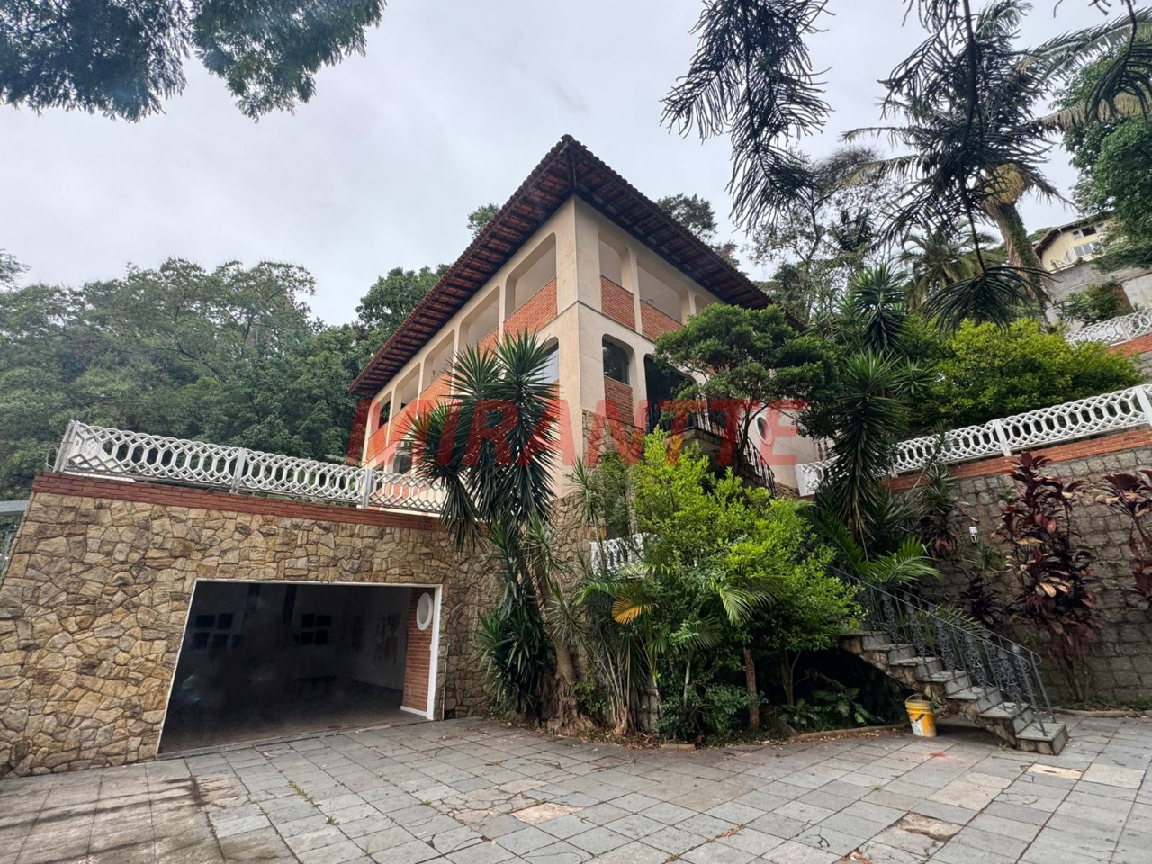 Sobrado de 411m² com 4 quartos em Tremembe