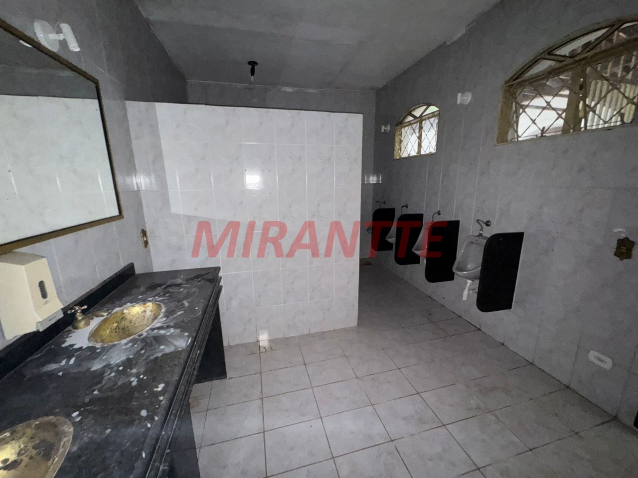 Sobrado de 411m² com 4 quartos em Tremembe