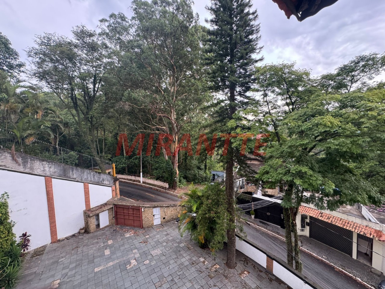 Sobrado de 411m² com 4 quartos em Tremembe