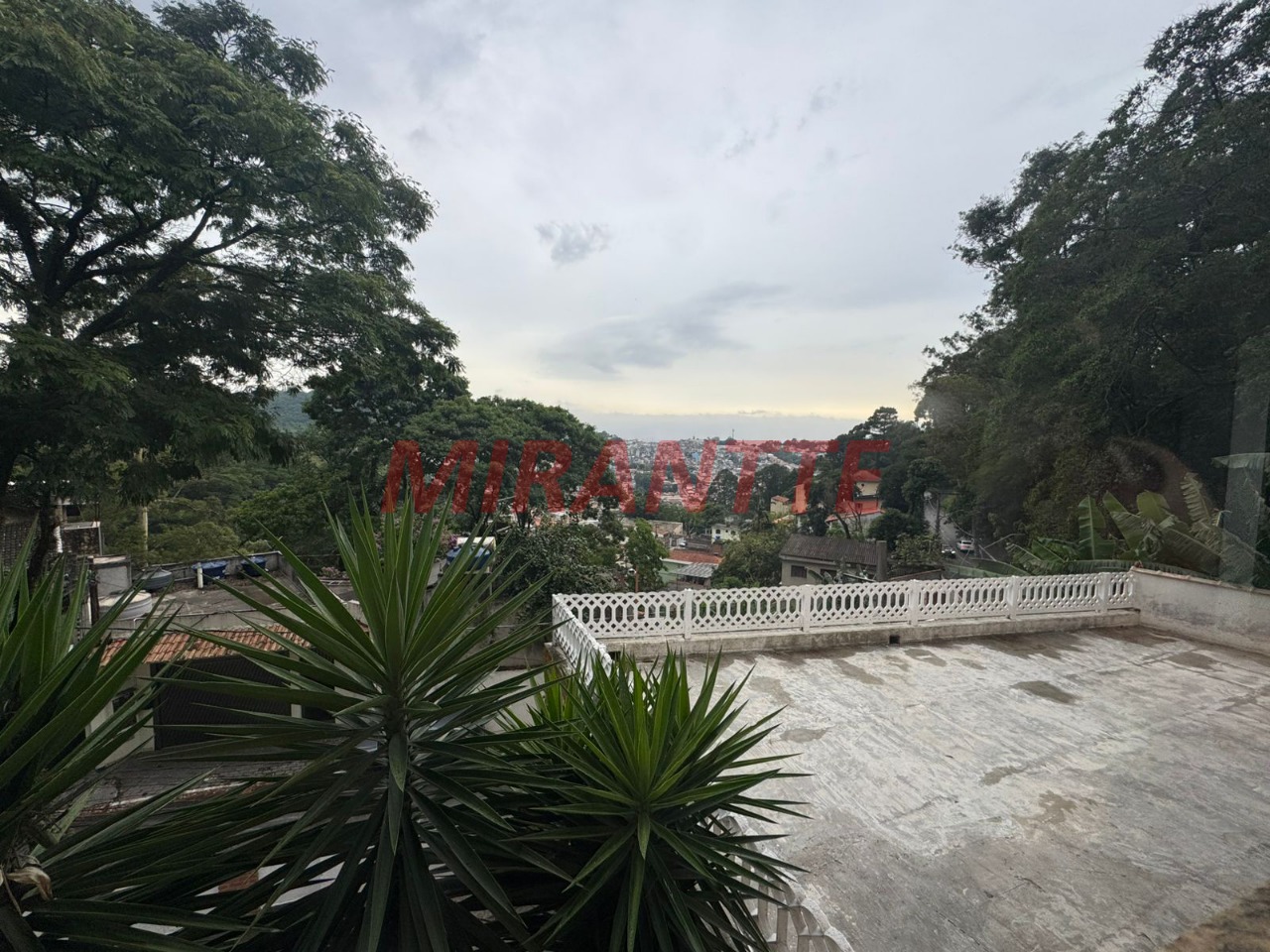 Sobrado de 411m² com 4 quartos em Tremembe