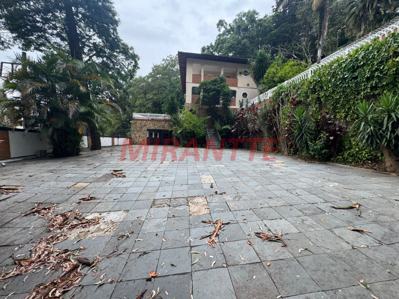 Sobrado de 411m² com 4 quartos em Tremembe