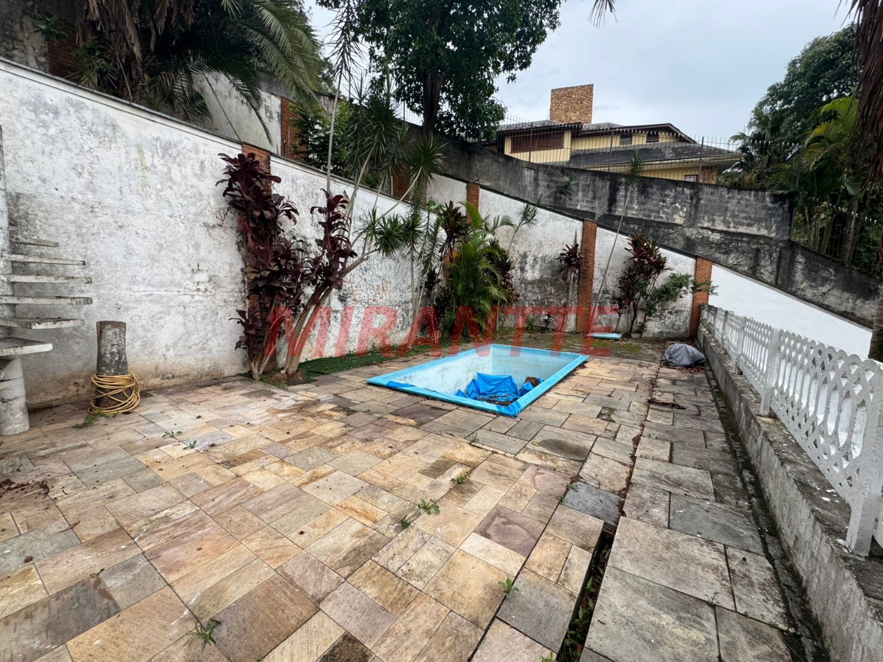 Sobrado de 411m² com 4 quartos em Tremembe