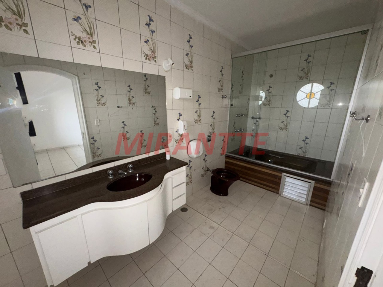 Sobrado de 411m² com 4 quartos em Tremembe