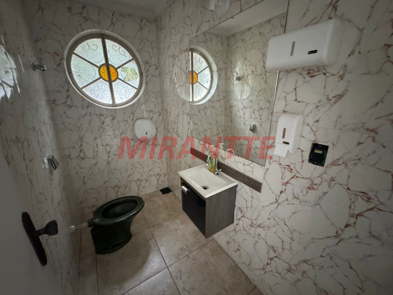 Sobrado de 411m² com 4 quartos em Tremembe