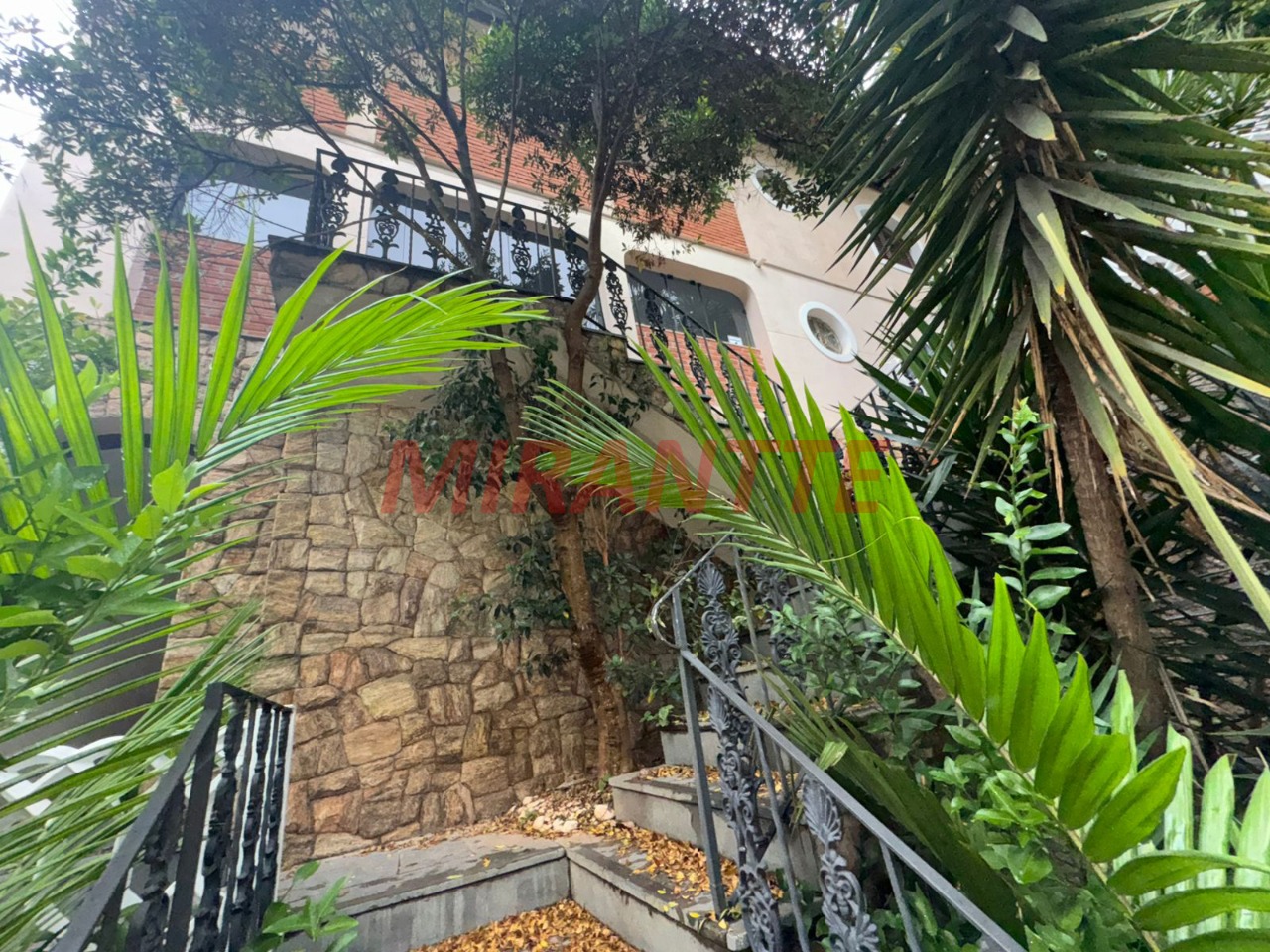 Sobrado de 411m² com 4 quartos em Tremembe