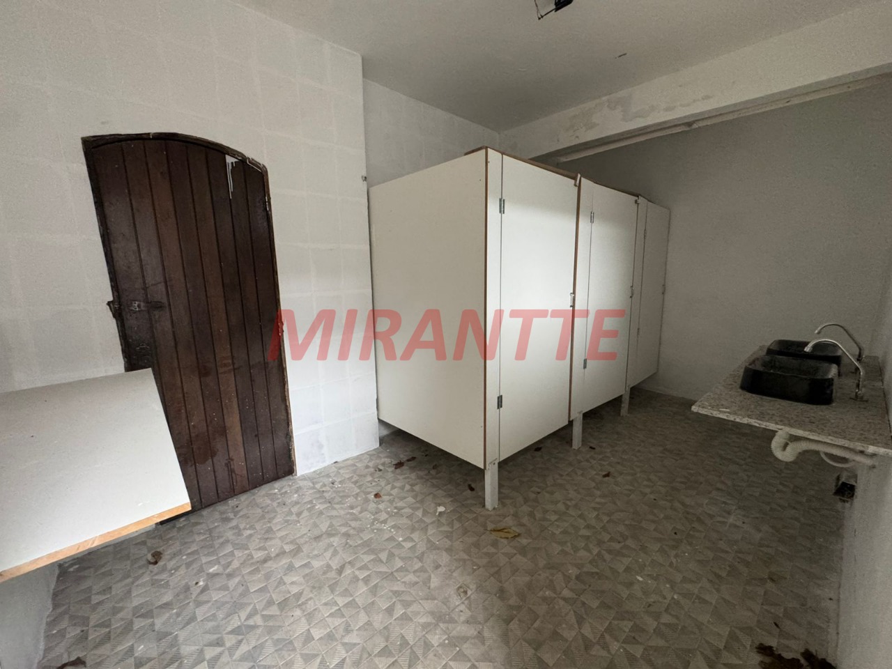 Sobrado de 411m² com 4 quartos em Tremembe