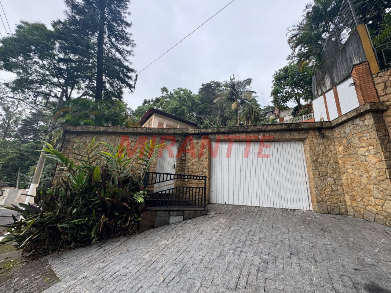 Sobrado de 411m² com 4 quartos em Tremembe